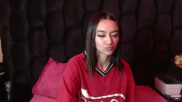 Snapshot of Miaa_Thopmson chatting on 09-18-25, 12:02 Miaa Thopmson online show from 09-18-25, 12:02