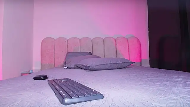 mia stanfort online show from 11-28-25, 07:14