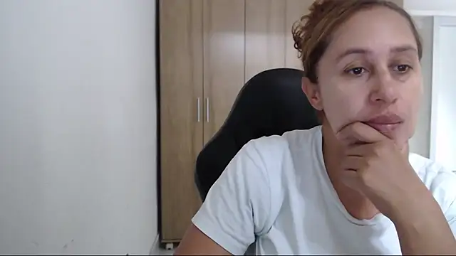 RoxanaLove9 online show from 11-20-25, 05:46