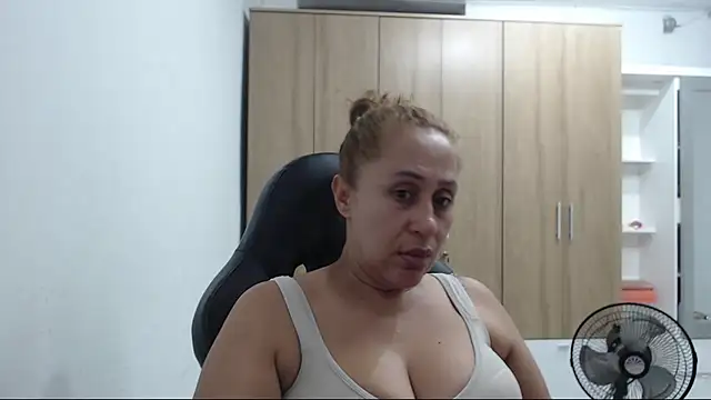 Snapshot of RoxanaLove9 chatting on 05-10-26, 01:09 RoxanaLove9 online show from 05-10-26, 01:09
