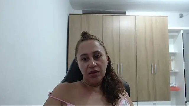 Snapshot of RoxanaLove9 chatting on 04-28-26, 02:38 RoxanaLove9 online show from 04-28-26, 02:38