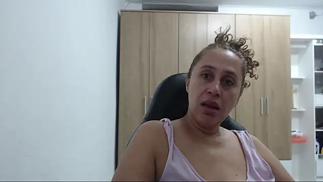 Snapshot of RoxanaLove9 chatting on 04-26-26, 10:40 RoxanaLove9 online show from 04-26-26, 10:40