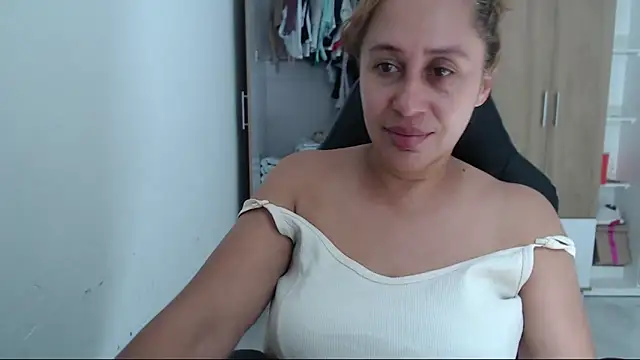 RoxanaLove9 online show from 10-19-25, 06:21