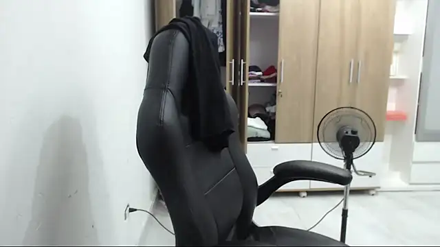 RoxanaLove9 online show from 03-05-26, 02:08