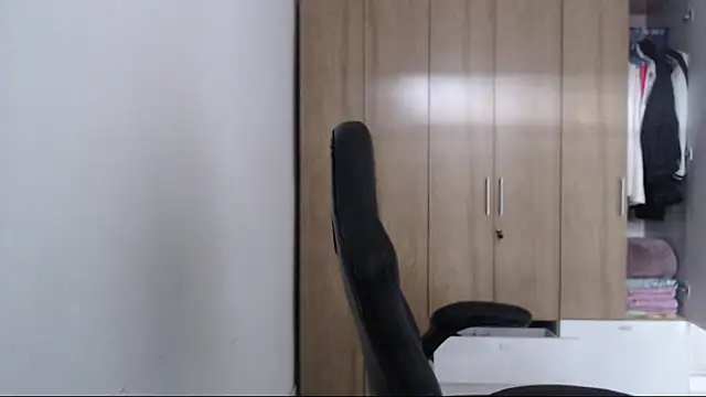 RoxanaLove9 online show from 12-15-25, 08:36