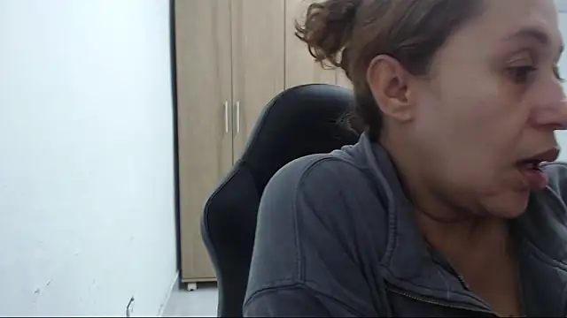 RoxanaLove9 online show from 11-08-25, 01:31