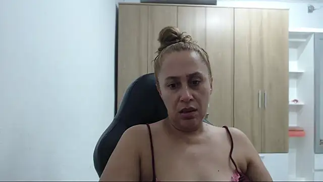 Snapshot of RoxanaLove9 chatting on 05-12-26, 01:35 RoxanaLove9 online show from 05-12-26, 01:35