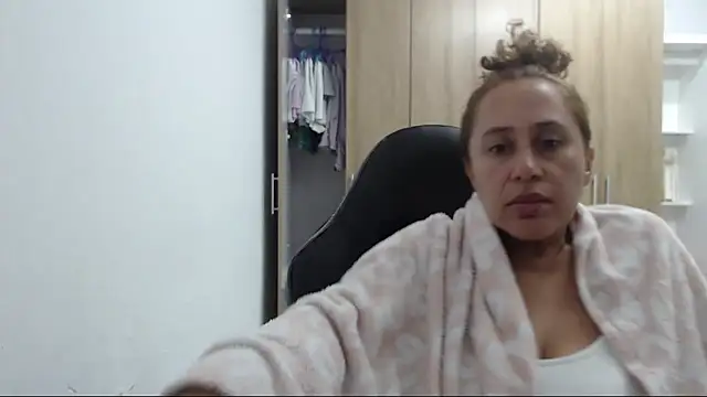 Snapshot of RoxanaLove9 chatting on 04-19-26, 02:23 RoxanaLove9 online show from 04-19-26, 02:23