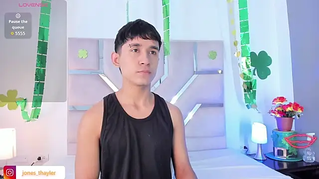 Snapshot of Thayler_jones chatting on 03-27-26, 11:11 Thayler jones online show from 03-27-26, 11:11