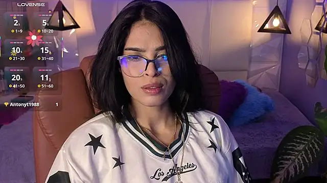 Snapshot of AlessiaVal_ chatting on 01-10-26, 04:02 AlessiaVal online show from 01-10-26, 04:02