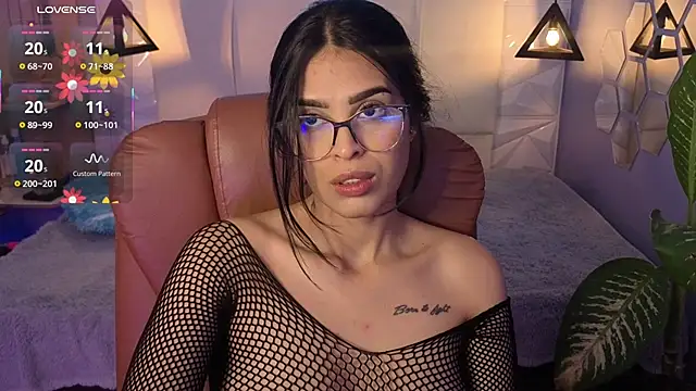 Snapshot of AlessiaVal_ chatting on 01-11-26, 02:02 AlessiaVal online show from 01-11-26, 02:02