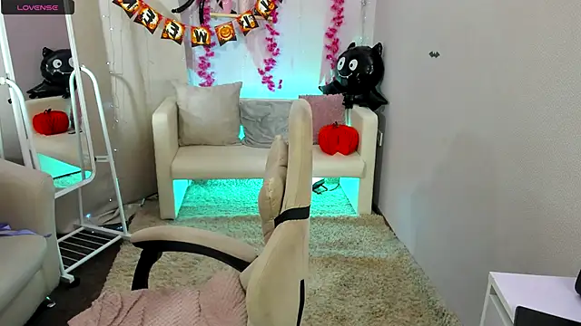 DreamyLuna online show from 10-18-25, 08:33