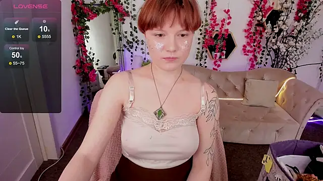 Snapshot of DreamyLuna chatting on 11-22-25, 08:40 DreamyLuna online show from 11-22-25, 08:40