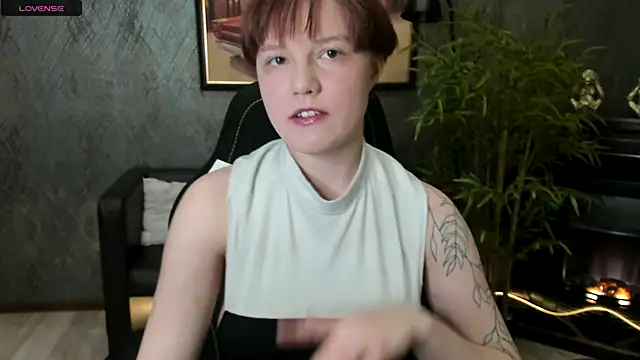 Snapshot of DreamyLuna chatting on 11-21-25, 08:19 DreamyLuna online show from 11-21-25, 08:19