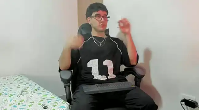 Snapshot of leo030809 chatting on 12-03-24, 11:29 leo030809 online show from 12-03-24, 11:29