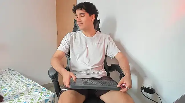 Snapshot of leo030809 chatting on 03-18-25, 04:17 leo030809 online show from 03-18-25, 04:17