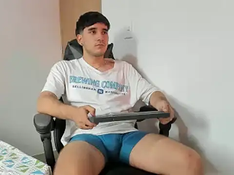 Snapshot of leo030809 chatting on 01-10-25, 10:25 leo030809 online show from 01-10-25, 10:25