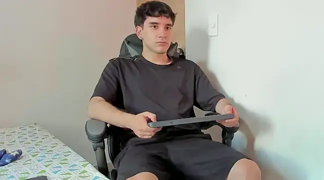 Snapshot of leo030809 chatting on 12-05-24, 02:17 leo030809 online show from 12-05-24, 02:17