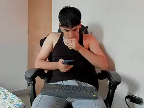 Snapshot of leo030809 chatting on 12-23-24, 09:29 leo030809 online show from 12-23-24, 09:29