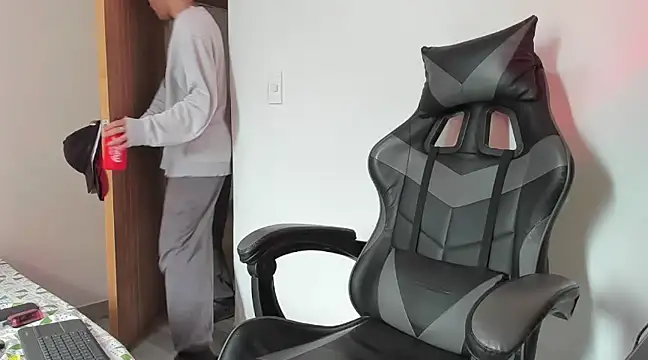 Snapshot of leo030809 chatting on 03-14-25, 04:09 leo030809 online show from 03-14-25, 04:09