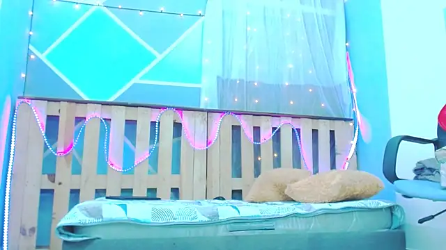 Snapshot of Michellcockxxx chatting on 02-26-25, 05:24 Michellcockxxx online show from 02-26-25, 05:24