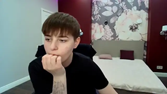 EmiliaYours online show from 04-25-26, 01:41