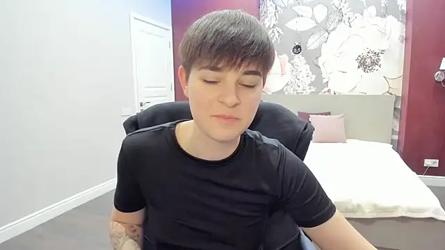 EmiliaYours online show from 11-25-25, 03:01