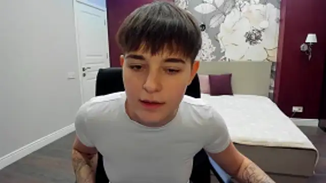 EmiliaYours online show from 10-28-25, 04:39