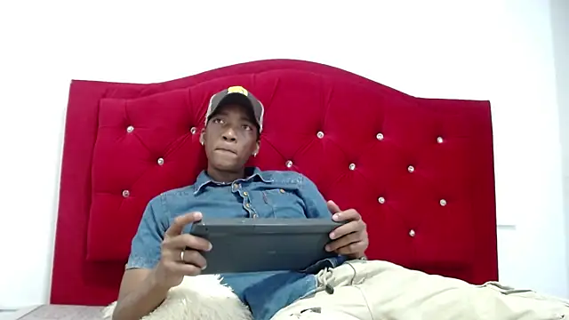 Snapshot of andrew_kamy chatting on 03-12-25, 09:13 andrew kamy online show from 03-12-25, 09:13