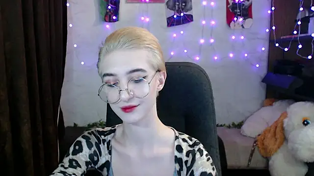Snapshot of MilanaThorn chatting on 01-06-25, 10:15 MilanaThorn online show from 01-06-25, 10:15