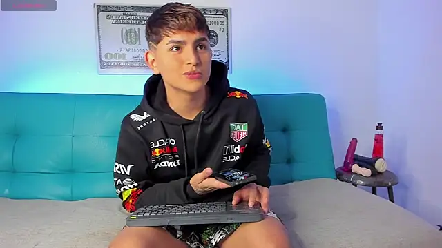 Snapshot of Lyam_ap chatting on 12-21-25, 10:06 Lyam ap online show from 12-21-25, 10:06