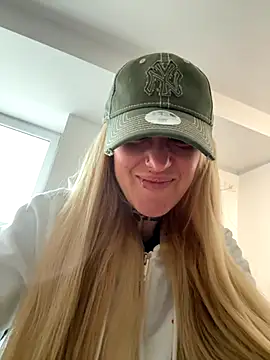 Snapshot of MazeSin chatting on 09-17-25, 05:31 MazeSin online show from 09-17-25, 05:31