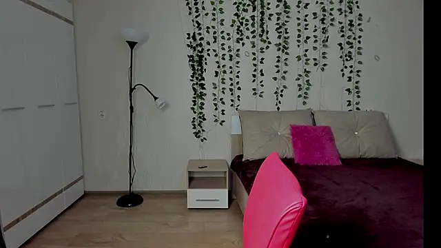 Miss Elsa  online show from 10-13-25, 01:12