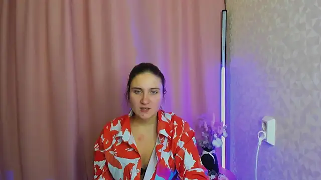 Miss Elsa  online show from 11-14-25, 10:41