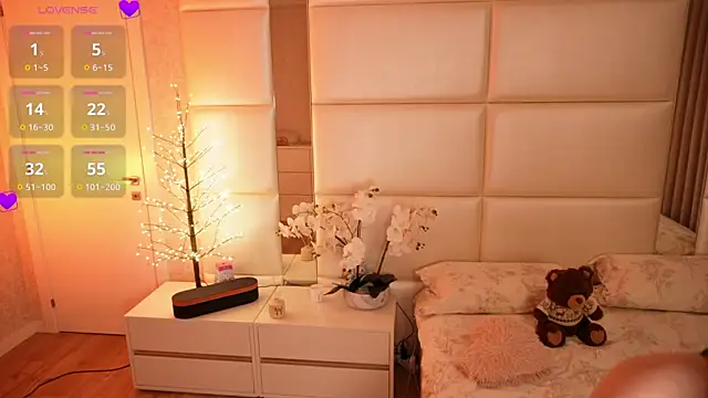 Lilly Colins online show from 04-09-26, 06:36