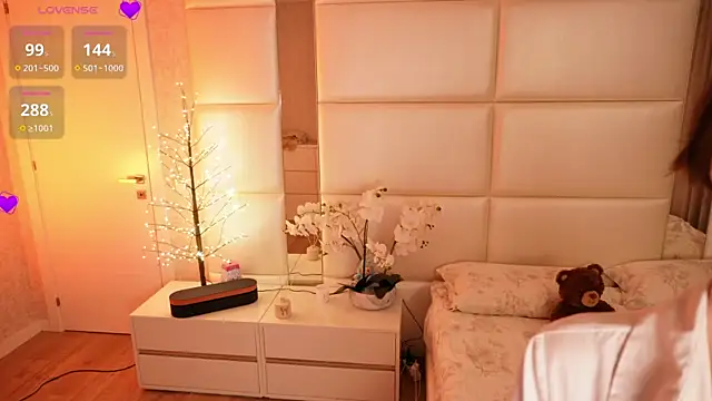 Lilly Colins online show from 04-13-26, 07:40