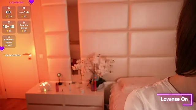 Lilly Colins online show from 10-26-25, 08:20