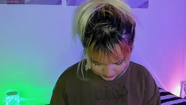 Snapshot of Pretty__zoe chatting on 03-18-25, 11:09 Pretty  zoe online show from 03-18-25, 11:09