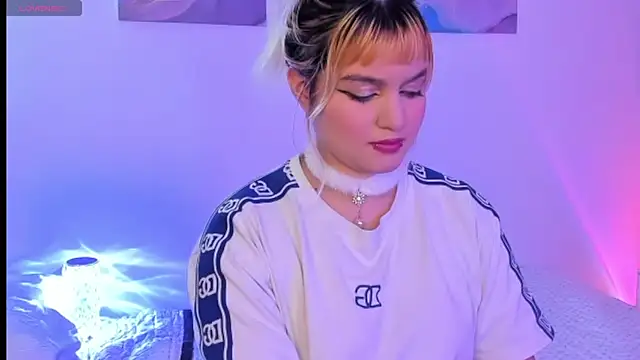 Snapshot of Pretty__zoe chatting on 03-19-25, 08:54 Pretty  zoe online show from 03-19-25, 08:54