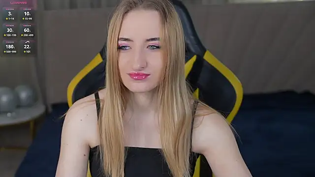 Snapshot of Tess_LovelyWest chatting on 03-19-25, 11:39 Tess LovelyWest online show from 03-19-25, 11:39