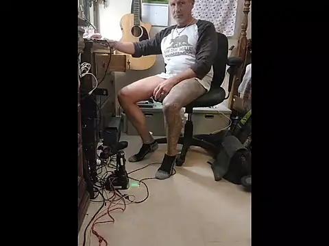 6PHUKBOI9 online show from 11-30-25, 11:05