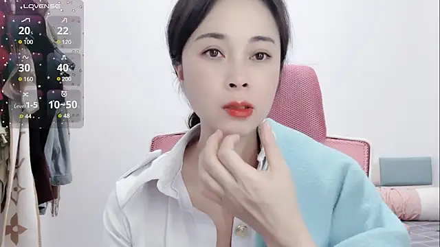 Snapshot of Qwi-V1 chatting on 02-06-25, 11:37 Qwi-V1 online show from 02-06-25, 11:37