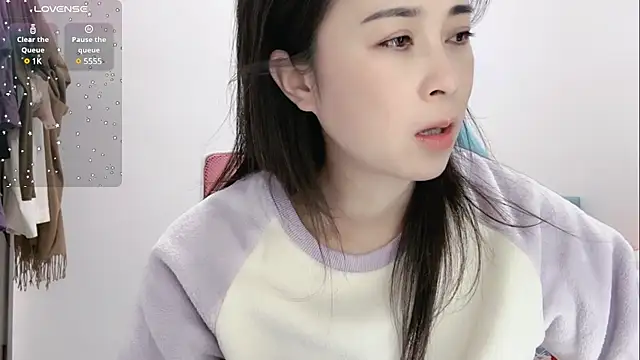 Snapshot of Qwi-V1 chatting on 02-15-25, 12:26 Qwi-V1 online show from 02-15-25, 12:26