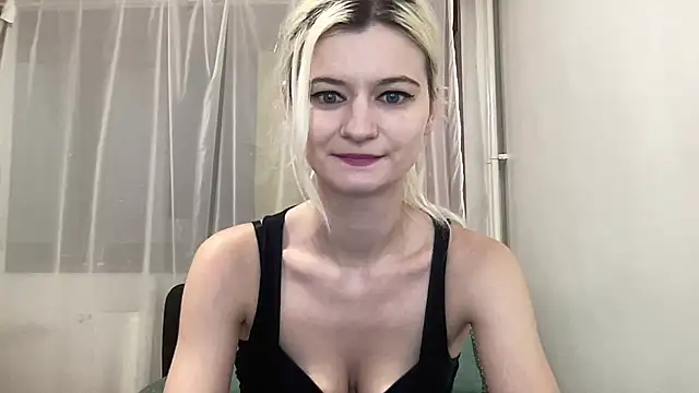 Snapshot of Onika_Love chatting on 05-28-26, 02:01 Onika Love online show from 05-28-26, 02:01