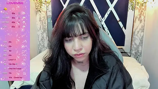 Snapshot of Violet_m chatting on 12-11-24, 12:33 Violet m online show from 12-11-24, 12:33