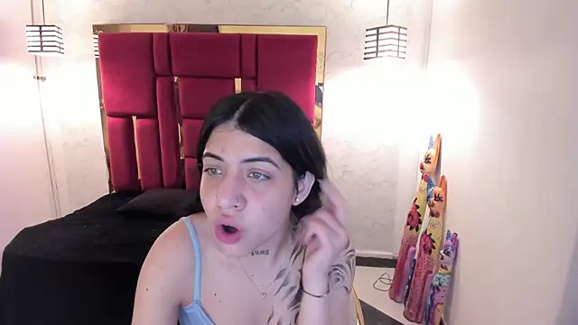 Snapshot of Violet_m chatting on 10-25-25, 12:17 Violet m online show from 10-25-25, 12:17