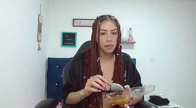 Snapshot of Perla_web09 chatting on 01-24-25, 09:26 Perla web09 online show from 01-24-25, 09:26