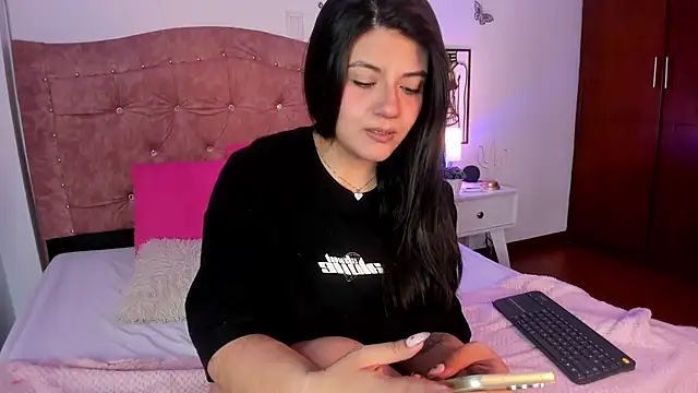 Snapshot of DesireSweet chatting on 05-13-26, 10:33 DesireSweet online show from 05-13-26, 10:33