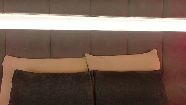 nicolle pierce online show from 11-24-25, 01:44