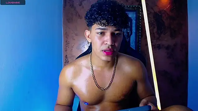 Snapshot of jamescurli_ chatting on 03-22-25, 04:45 jamescurli  online show from 03-22-25, 04:45